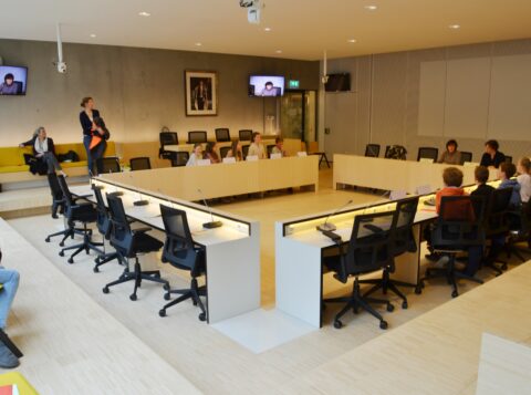 Raadslid in de klas, leerlingen op bezoek in het gemeentehuis van Bloemendaal